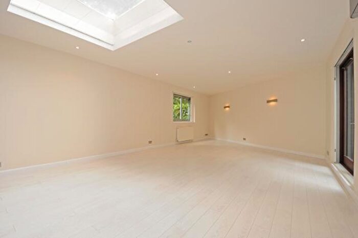 2 Bedroom Apartment To Rent In Hall Road, St John`s Wood, NW8