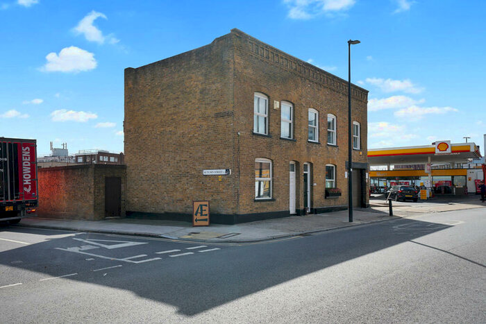 3 Bedroom End Of Terrace House To Rent In Wick Lane, E3