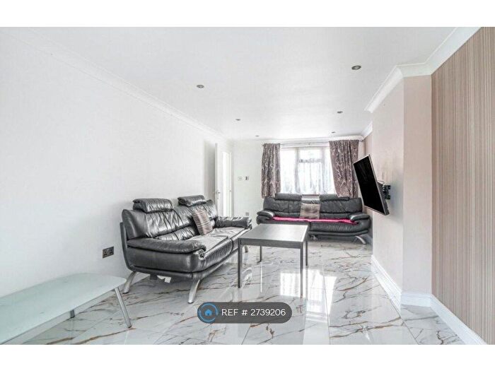 3 Bedroom Terraced House To Rent In Lea Bushes, Watford, WD25