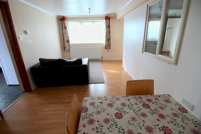 1 Bedroom Flat To Rent In Lodge Way, Ashford, Middlesex, TW15