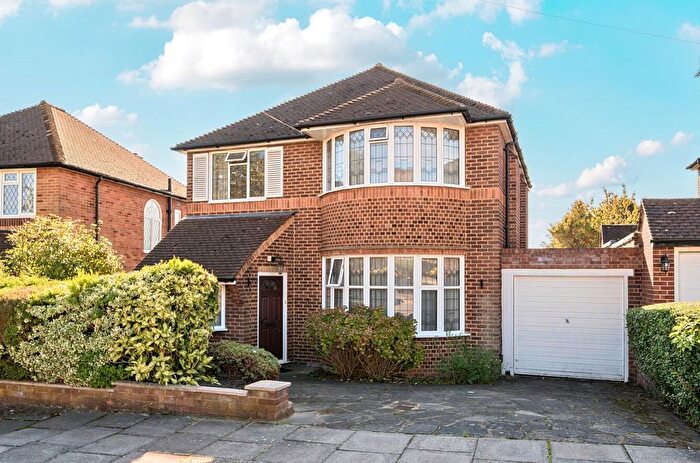 3 Bedroom Detached House For Sale In Framfield Close, Woodside Park, N12