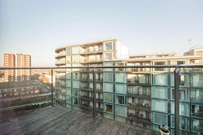 1 Bedroom Flat To Rent In Cardinal Building, High Point Village, Hayes, UB3