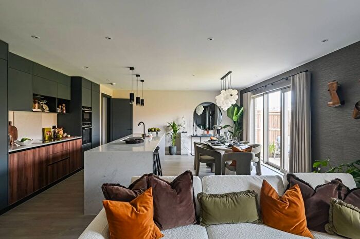 4 Bedroom Property For Sale In Trent Park, Enfield, EN4