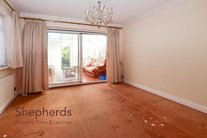 2 Bedroom Semi-Detached Bungalow For Sale In Winton Drive, Cheshunt, EN8