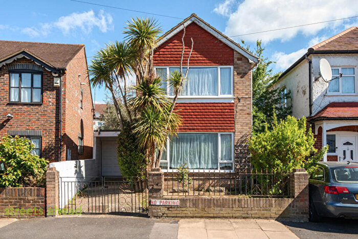 3 Bedroom Detached House For Sale In Beecholme Avenue, Mitcham, CR4