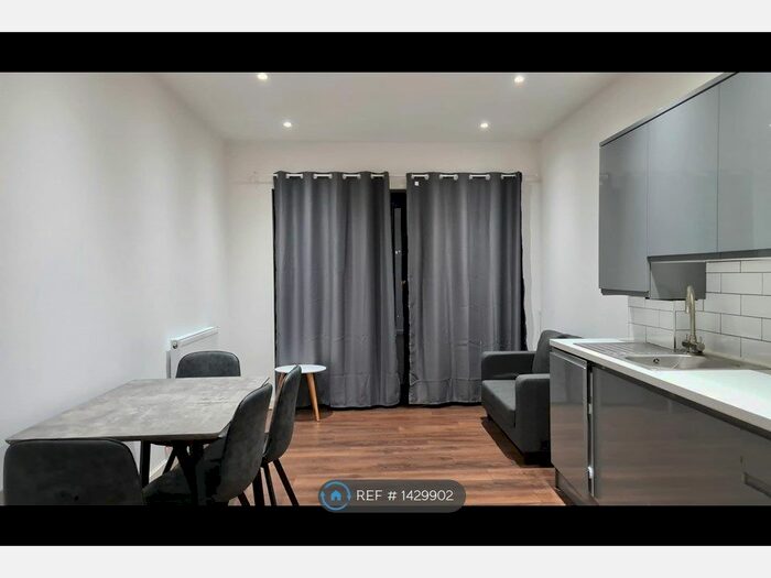 3 Bedroom Flat To Rent In Witham Road, London, W13