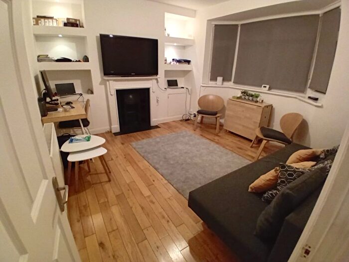 2 Bedroom Flat To Rent In Rothesay Avenue, Wimbledon, SW20