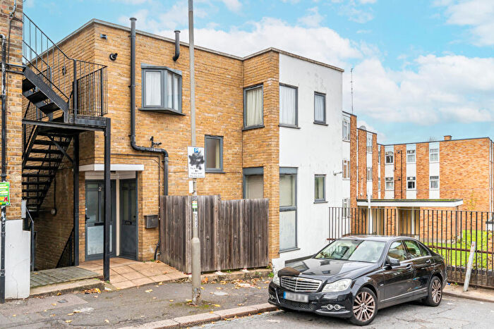 1 Bedroom Flat For Sale In Basnett Road, London, SW11