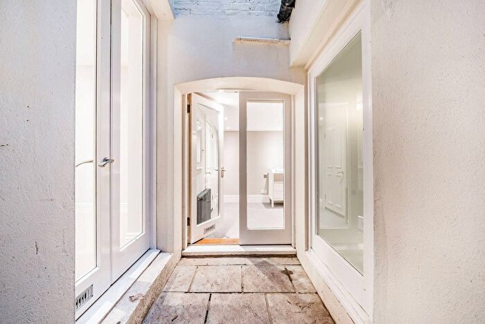 3 Bedroom Flat To Rent In Ebury Street, Belgravia, London, SW1W