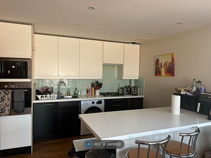 3 Bedroom Flat To Rent In Mayfield House, London, SW17