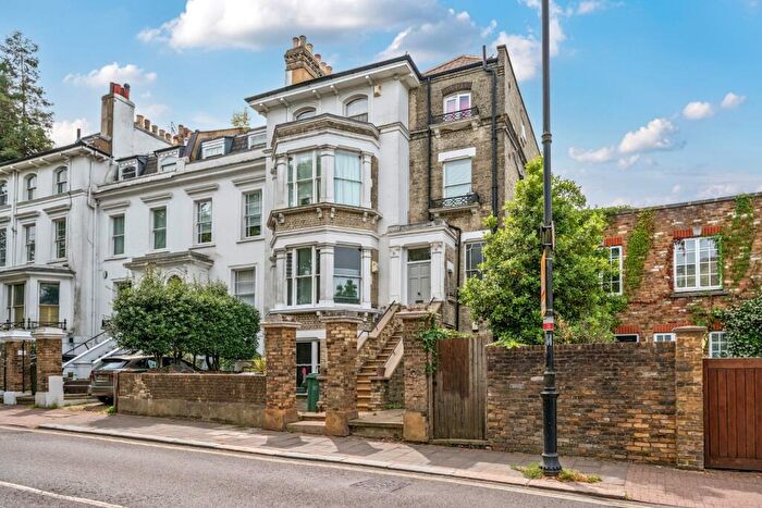 2 Bedroom Flat For Sale In Hampstead Lane, Highgate, London, N6