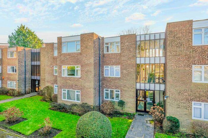 2 Bedroom Flat To Rent In Woodside, Walton-on-Thames, KT12