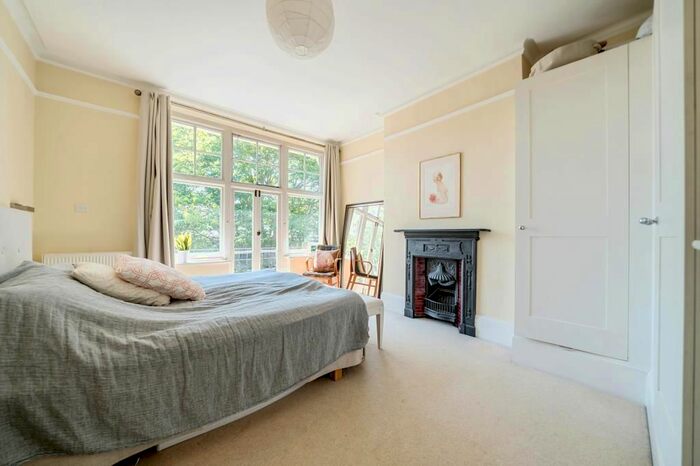 3 Bedroom Flat To Rent In Richmond Bridge Mansions, East Twickenham, TW1