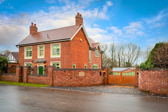 4 Bedroom Detached House To Rent In Chessetts Wood Road, Lapworth, B94