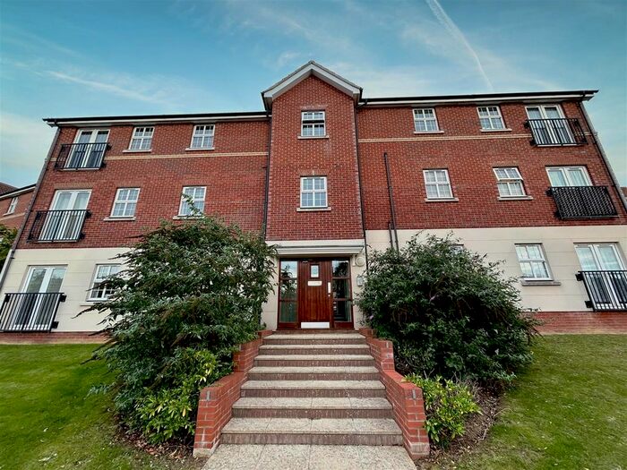 2 Bedroom Flat To Rent In Kittiwake Court, Stowmarket, IP14