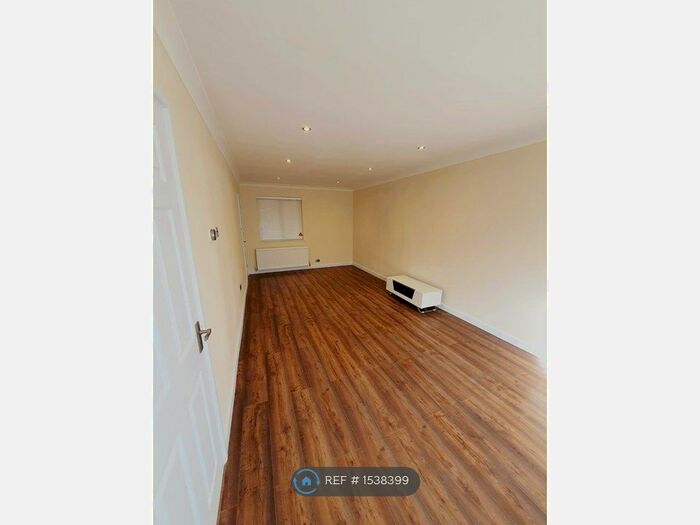 3 Bedroom Flat To Rent In The Briars, Northampton, NN4