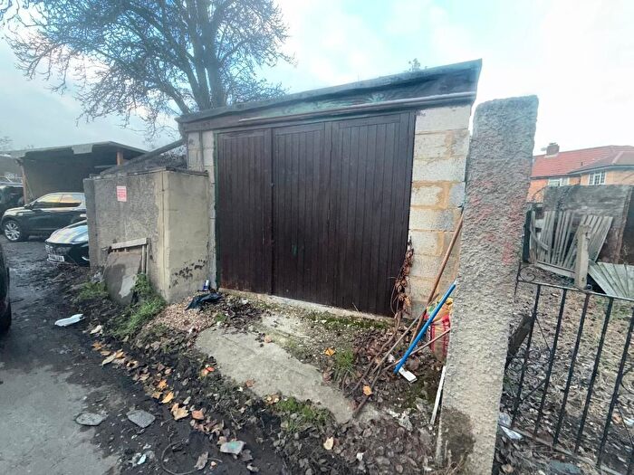 Garage / Parking To Rent In Sunningdale Avenue, East Acton, London, W3