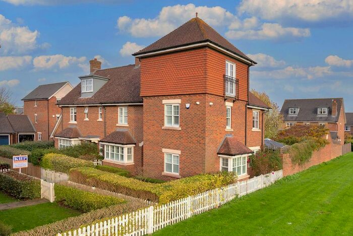 4 Bedroom Semi-Detached House For Sale In Woodford Grove, Kings Hill, ME19
