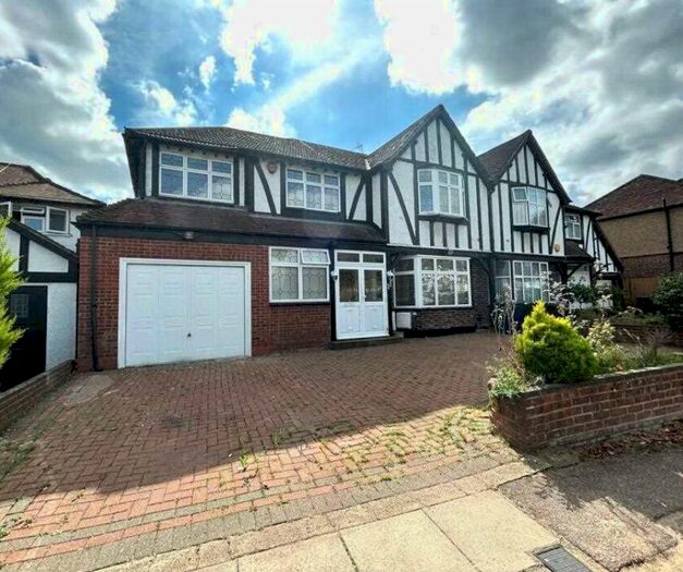 6 Bedroom Semi-Detached House To Rent In Oakleigh Gardens, Edgware, HA8