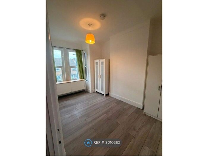 2 Bedroom Flat To Rent In Rochester Avenue, London, E13