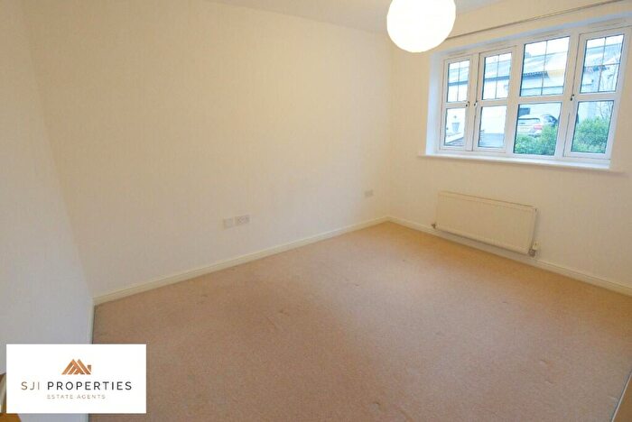 2 Bedroom Flat For Sale In Limestone Rise, Mansfield, Nottinghamshire, NG19