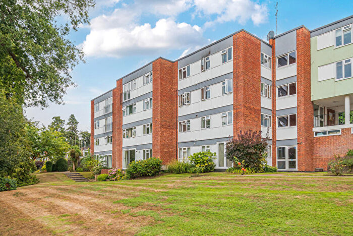 1 Bedroom Flat For Sale In Berkeley Court, Weybridge, KT13