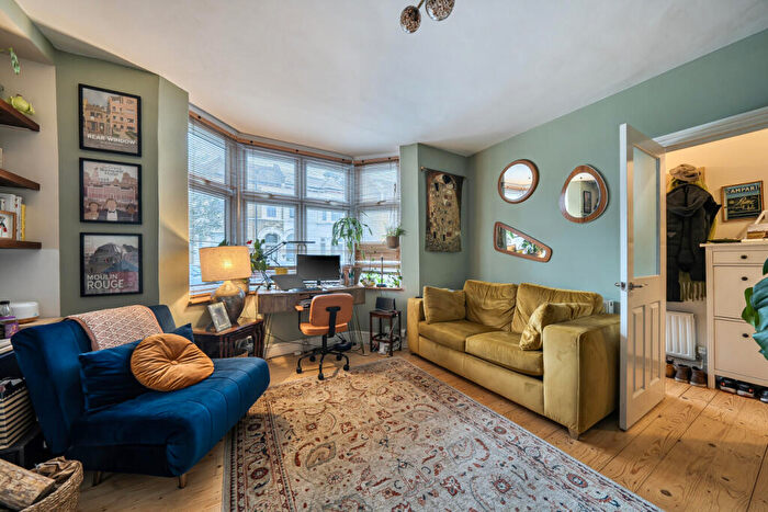 1 Bedroom Flat For Sale In St. Aidans Road, East Dulwich, London, SE22