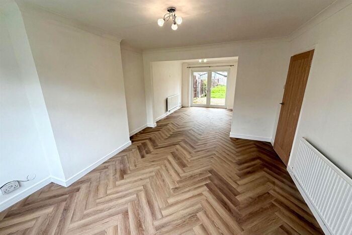 3 Bedroom Semi-detached House To Rent In Uxbridge Road, Hayes, UB4