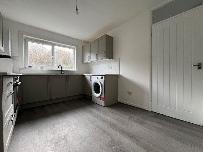 3 Bedroom Flat To Rent In Larkfield Road, Gourock, PA19