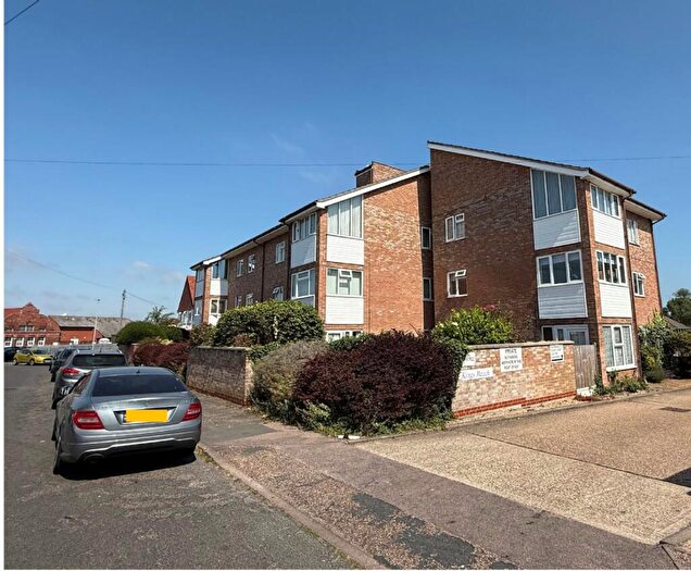 2 Bedroom Flat For Sale In Standley Road, Walton-on-the-naze, CO14
