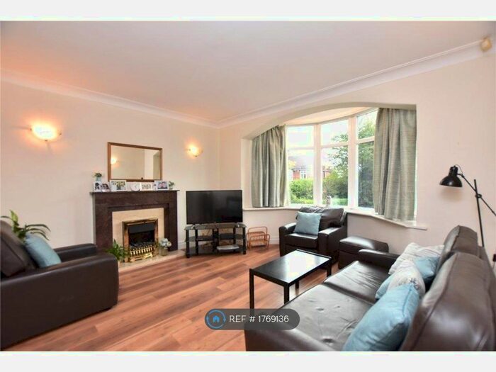 3 Bedroom Semi-Detached House To Rent In Alwoodley Gardens, Leeds, LS17