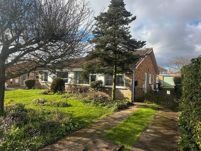 2 Bedroom Bungalow For Sale In Petercroft Lane, Dunnington, York, YO19