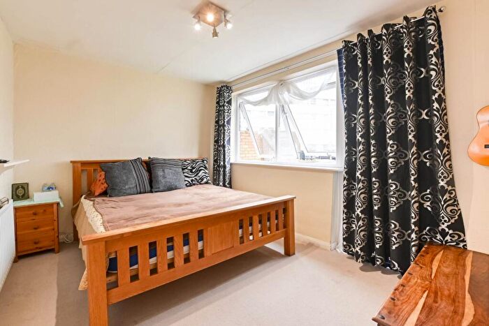 1 Bedroom Bungalow For Sale In Cornford Grove, Balham, London, SW12