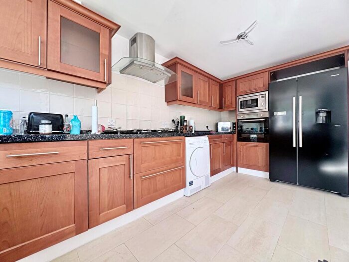 4 Bedroom Town House To Rent In Plomer Avenue, Hoddesdon, EN11