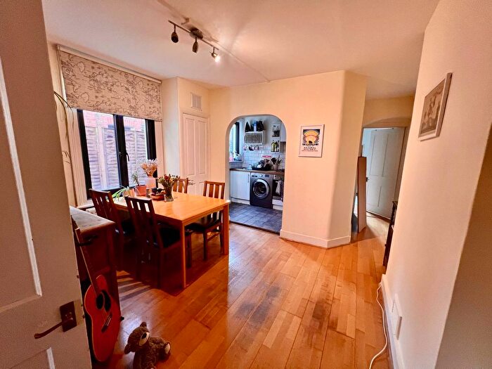 2 Bedroom Flat To Rent In Mantilla Road, London, SW17