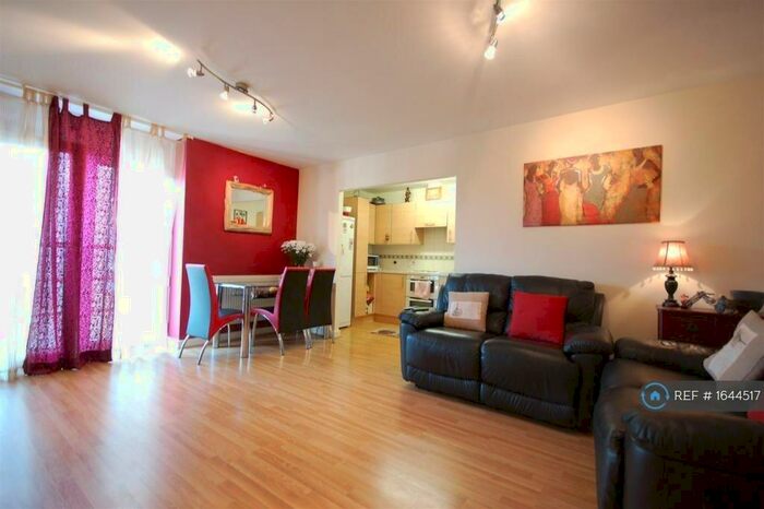 2 Bedroom Flat To Rent In Kenavon Drive, Reading, RG1