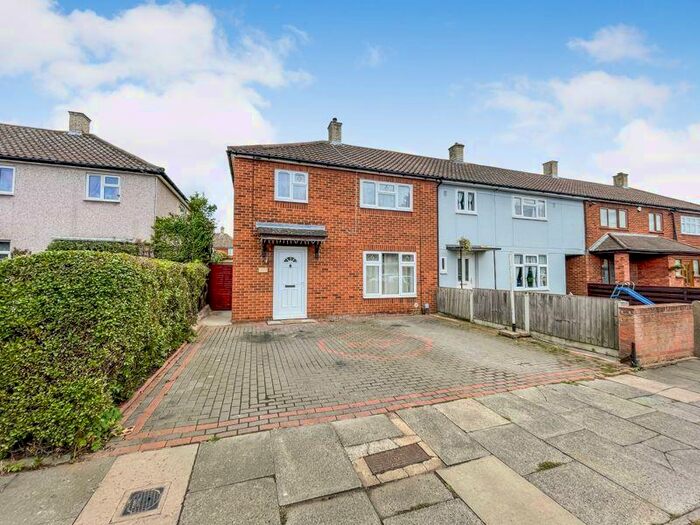 3 Bedroom Terraced House To Rent In Daiglen Drive, South Ockendon, RM15