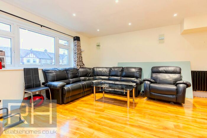 3 Bedroom Maisonette To Rent In Woodhouse Road, North Finchley, London N12