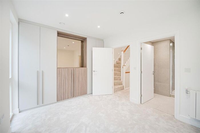4 Bedroom Town House To Rent In Handley Drive, Kidbrooke, SE3