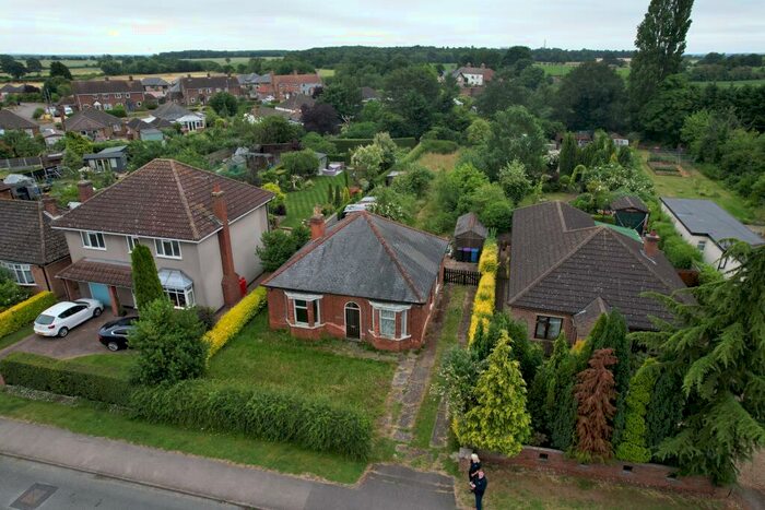 2 Bedroom Detached Bungalow For Sale In Willingham Road, Knaith Park, DN21