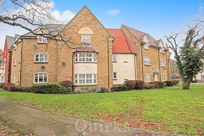 2 Bedroom Apartment For Sale In Bramble Tye, Noak Bridge, SS15