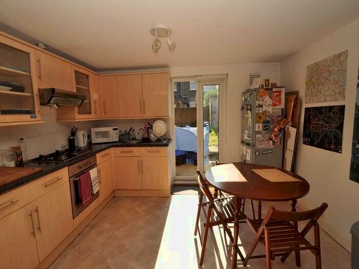 2 Bedroom Flat To Rent In Asylum Road, London, SE15