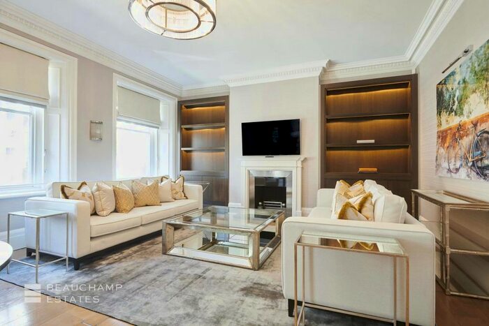 3 Bedroom Flat To Rent In Flat, Mayfair, W1K