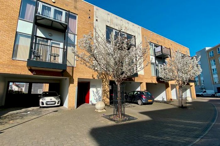 1 Bedroom Flat To Rent In Amazon Court, Admirals Way, Gravesend DA12