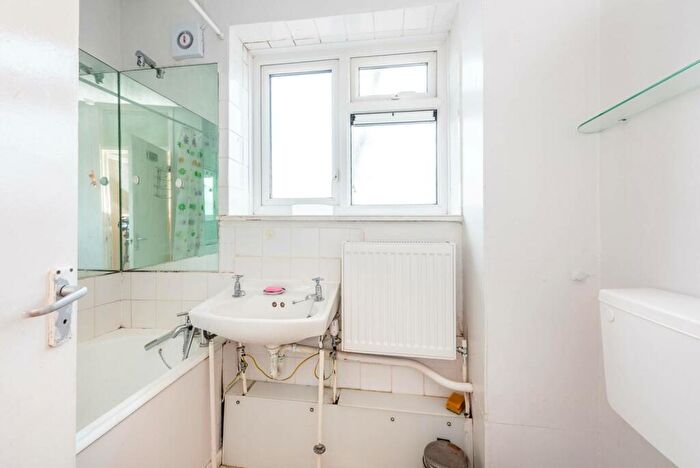1 Bedroom Flat For Sale In Newburn Street, Kennington, London, SE11
