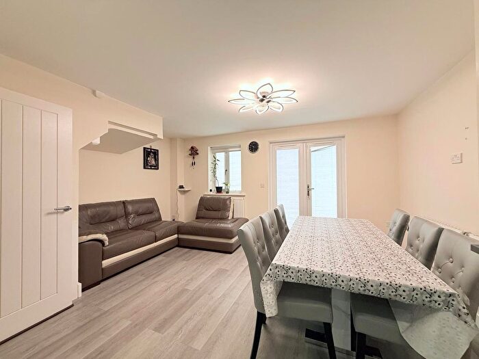 3 Bedroom Semi-Detached House For Sale In Wolseley Drive, Dunstable, LU6
