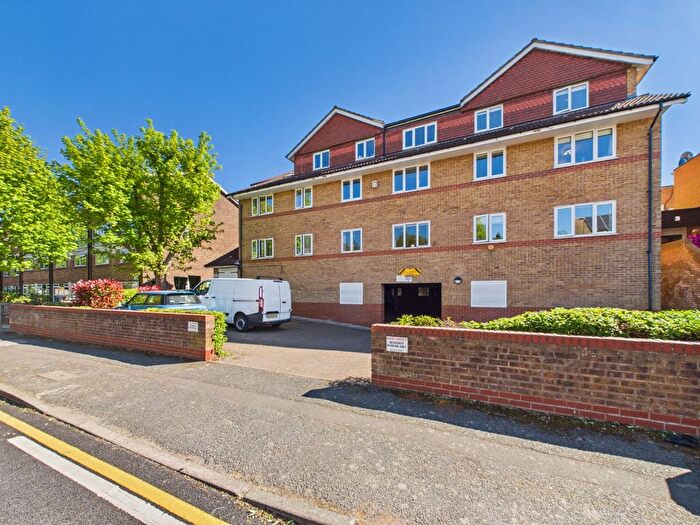 1 Bedroom Flat For Sale In Hunters Lodge, Manor Road, Sidcup, Kent, DA15