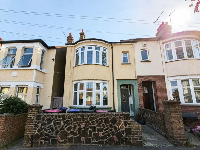 1 Bedroom Flat For Sale In Gainsborough Drive, Westcliff-On-Sea, SS0