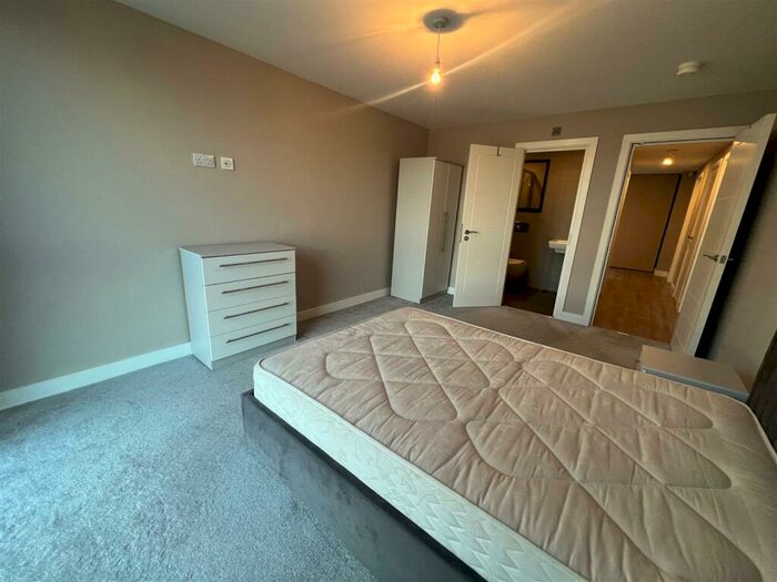 Detached House To Rent In The Glass House, Queens Gardens, HU1