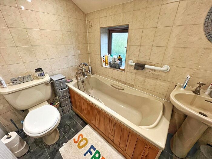 3 Bedroom End Of Terrace House For Sale In Smallshaw Fold, Ashton-under-Lyne, Greater Manchester, OL6
